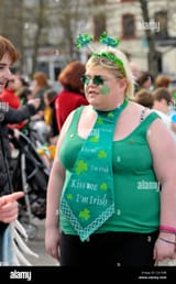 17-march-2012-londonderry-northern-ireland-uk-participants-in-colourful-CA154B