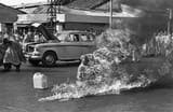 anh-chup-luc-9g22-ngay-sau-khi-hoa-thuong-thich-quang-duc-bat-que-diem-tren-tay