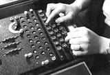 Bundesarchiv_Bild_183-2007-0705-502,_Chiffriermaschine__Enigma_