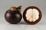 Mangosteens_-_whole_and_opened