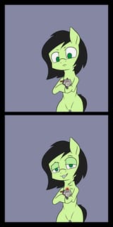 2565998