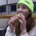 VERY cute and tiny heejin eating chuu&#039;s vegan borger_thumb.jpg