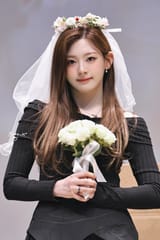 250404-SEEUN-AT-KTOWN4U-FANSIGN-documents-5