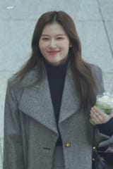 TWICE-Sana-at-Incheon-International-Airport-documents-6
