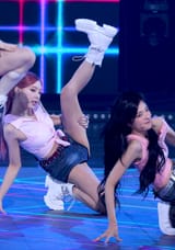 [안방1열 직캠4K] 있지 유나 &#039;Kiss &amp; Tell&#039; (ITZY YUNA FanCam) @SBS Inkigayo 250615 02.03 screenshot