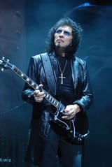 640px-Tony-Iommi_2009-06-11_Chicago_photoby_Adam-Bielawski