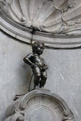 Manneken-Pis-peeing-boy-fountain-in-Brussels-Belgium