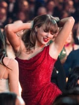 Taylor Swift hips swing