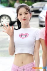 220621-heejin-haseul-yves-on-the-way-to-pre-recording-for-v0-k0kp9dyedy691