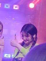 kelly_thumbs_up_2
