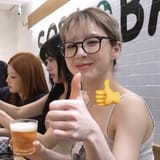 heejin thumbs up