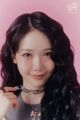 VIVIZ - The 1st Album_ A Montage of ( ) (Concept Photo 3 - LOVE Ver.)_1ll2dzv_6