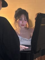 anon showing jiheon his fromis folders