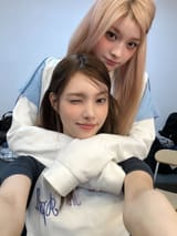 yunah roha hug