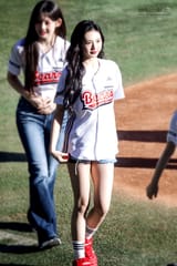 250329-CHIQUITA-First-pitch-for-Doosan-Bears-documents-8