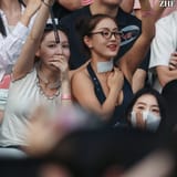 nayeon jihyo at bp concert