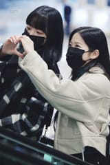 221227-LE-SSERAFIM-Eunchae-Kazuha-GMP-Airport-documents-1