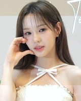 유사랑·정세비(이즈나), “러블리 사랑비즈~💕“｜RYU SARANG·JEONG SAEBI(izna), “It&#039;s raining in love” [현장] - YouTube - 0-2-35