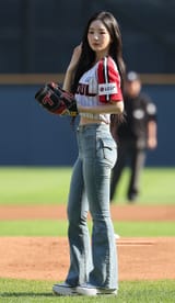 250624-Yooyeon-and-Chaeyeon-at-2025-Shinhan-SOL-Bank-KBO-League-documents-4
