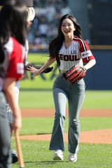 250624-Yooyeon-and-Chaeyeon-at-2025-Shinhan-SOL-Bank-KBO-League-documents-5