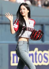 250624-Yooyeon-and-Chaeyeon-at-2025-Shinhan-SOL-Bank-KBO-League-documents-8
