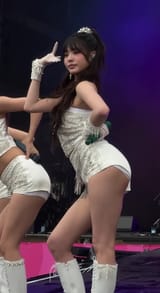 IVE 아이브 Lollapalooza Berlin Love Dive barricade fancam 20250712 00.53 screenshot