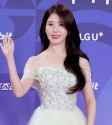 [BSA] 아이유(IU), 오프숄더 드레스 입고 등장한 &#039;러블리 폭발 금명·애순이&#039;··· BSA 레드카펫 (제4회 청룡시리즈어워즈) [비하인드][4K] #아이유 #IU [HGaGOckHTpk]-[01.05.765-01.15.008]_thumb.jpg