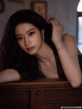 [2025.01.14] 艺人@段晓薇呀 佩戴DAMIANI Mimosa绒花系列亮相#微博之夜#。珠宝设计汲取自然灵感，璀璨光辉于细腻工艺中呈现。散发优雅与魅惑并存的气质，勾勒独特魅力，光芒交织映照恣意风姿。 [