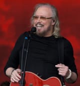 Barry_Gibb-Glasto17-198_(35455982371)_(cropped)