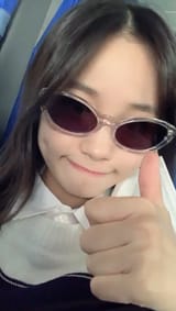 jihan thumbs up