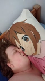 cringeworthy-photo-of-fat-dude-sleeping-up-against-anime-girl-pillow