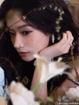 [2025.01.14] 艺人@段晓薇呀 佩戴DAMIANI Mimosa绒花系列亮相#微博之夜#。珠宝设计汲取自然灵感，璀璨光辉于细腻工艺中呈现。散发优雅与魅惑并存的气质，勾勒独特魅力，光芒交织映照恣意风姿。 [