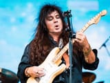 Yngwie-Malmsteen@2000x1500-2[1]
