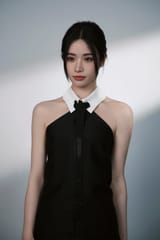 [2024.05.12] 段晓薇的自然优雅 演员@段晓薇 身着KARL LAGERFELD衬衫领小黑裙，低调黑白与精致剪裁相得益彰，展现出无需繁复装饰的自然优雅。[xs] (5)