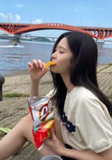 minju_eating_hot_chip_unemployed