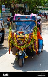 tuk-tuk-the-indian-popular-taxi-full-decorated-with-colorful-flowers-indian-style-chitradurga-karnataka-india-R7YCCP