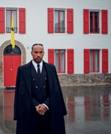 lewis-hamilton-posed-dressed-to-the-nines-with-the-ferrari-f40-at-maranello-bad-timing_2_1