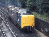 Class_55_Deltic,_Princes_St_Gardens,_Edinburgh,_September_1980_Slides259_(10196492076)_-crop-
