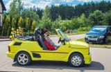 mały-śmieszny-żółty-samochodowy-polski-fiat-p-boczny-widok-starego-żółtego-klasyka-połysku-jeżdżenie-roczników-151411710