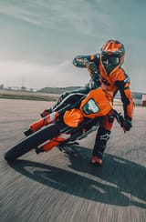 PHO_BIKE_MOBILE_KTM-supermoto-690-smc-r-2025-model-page-mobile-header_#SALL_#AEPI_#V1