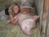 colleen_with_cesak_pig_72dpi