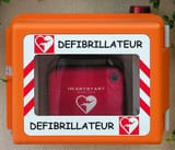 Street-defibrillator_(cropped)