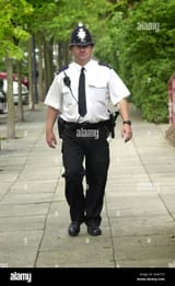thames-valley-police-officer-outside-the-milton-keynes-station-uk-ANA7C5