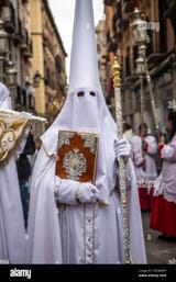 capirotes-during-a-procession-for-the-holy-week-in-grenada-spain-capirotes-et-tenues-traditionnelles-durant-la-semaine-sainte-grenade-espagne-2R5AMPH