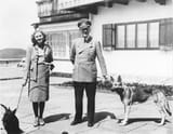 1280px-Bundesarchiv_B_145_Bild-F051673-0059,_Adolf_Hitler_und_Eva_Braun_auf_dem_Berghof[1]