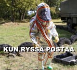 ryssä postaa USA Army hazard suit