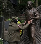 statue2