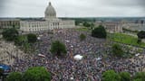 picture-of-the-no-kings-protest-today-v0-zfft12c36y6f1