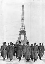 Bundesarchiv_Bild_183-H28708,_Paris,_Eiffelturm,_Besuch_Adolf_Hitler