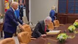 trump-pulls-put-netanyahu-chair-v0-4fjl7l40leie1